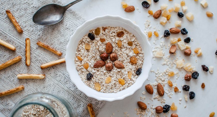 pote con cereales para el desayuno y frutos secos alrededor