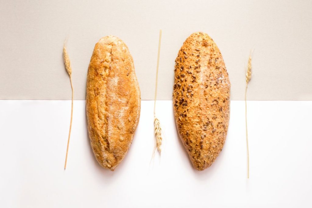 dos panes con espigas y germen de trigo