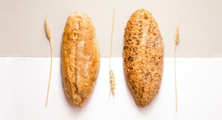 dos panes con espigas y germen de trigo